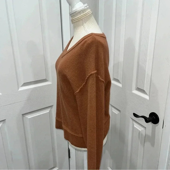 Wishlist reverse hem v- neck neutral brown sweater - Picture 2 of 9